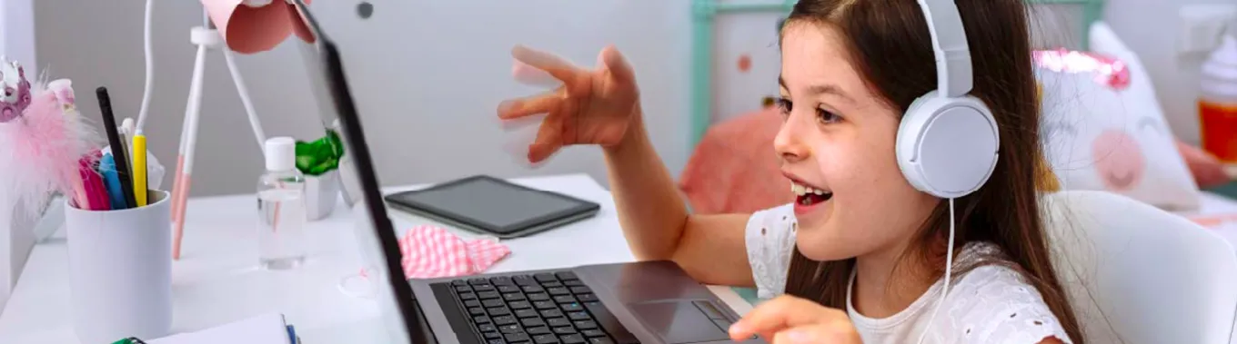 Dziewczynka w słuchawkach