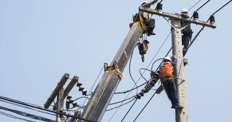 Enea Serwis - pracownicy na słupie energetycznym