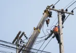 Enea Serwis - pracownicy na słupie energetycznym